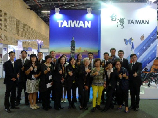 駐哥代表處同仁與參展團合影