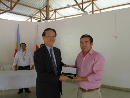 湯代表接受S市長致贈該市市鑰