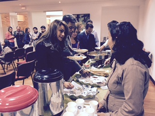 與會來賓品嚐臺灣美食