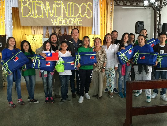 湯代表繼仁代表政府捐贈哥國學生電腦