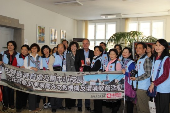 苗栗縣國中小學校長考察團與薛代表及Bažant校長合影