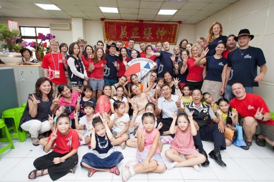 薛福奇民俗藝術團參訪當地幼兒園與台灣民眾交流