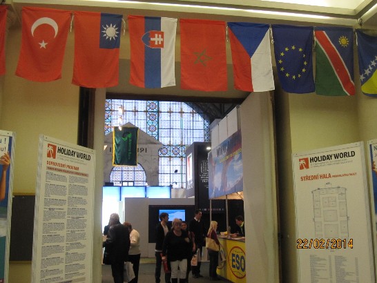 旅展國際館展場入口處正上方懸掛我國旗，相當醒目。