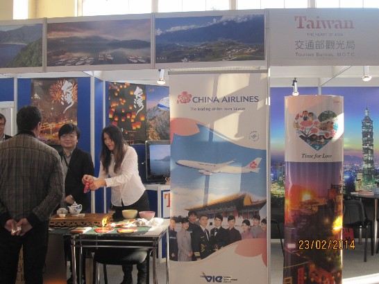 台灣館展場背板採用巨幅101大樓照片，輔以觀光局設計之圖案、立牌，並張貼我知名景點精美海報，吸引捷克民眾駐足欣賞。