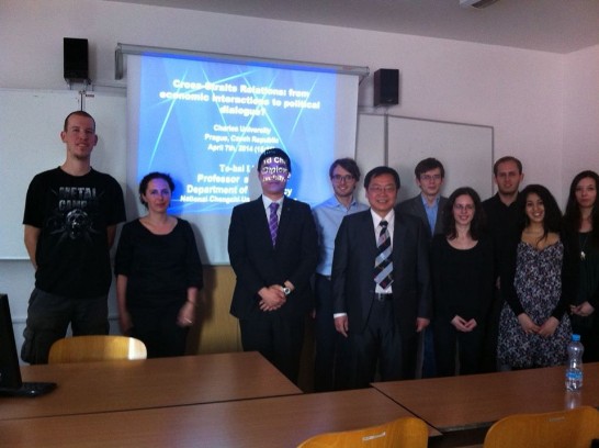 政治大學外交系劉主任德海與查理士大學社科院政治所學生合影