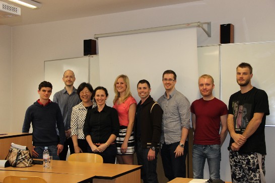 查大社科院研究所師生與薛代表合影