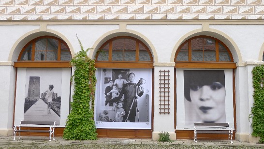攝影博物館懸掛展示汪曉青拍攝之「媽媽的時光計畫」系列照片1幅