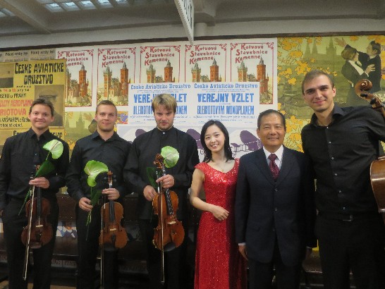 陸代表祝賀鋼琴家黃時為及4位捷克提琴家演出成功