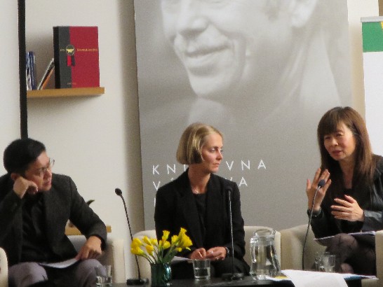 照片一：作家吳明益、平路在「台灣文學作品朗讀會」回答提問