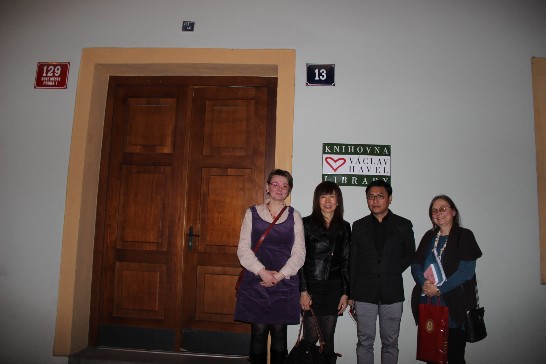 照片三：台灣作家吳明益、平路在布拉格哈維爾紀念圖書館留影 