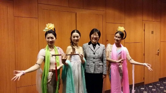 照片一：薛美瑜代表感謝世紀舞匯為台灣贏得國際友誼及注目