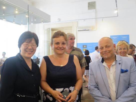 薛美瑜代表與布拉格市政委員Libor Hadrava及布拉格城市博物館館長Zuzana Strnadova合影