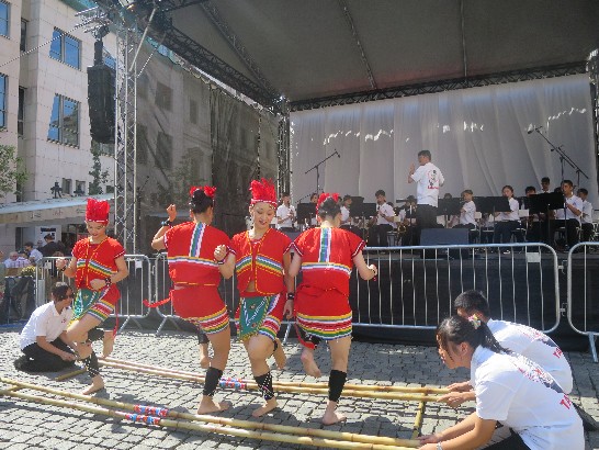 照片一：北興國中管樂團的演出結合竹竿舞