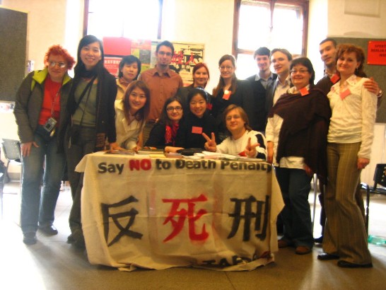 臺灣NGO代表與會場同一展覽區各國NGO代表合影