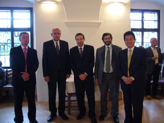 蘇理事長於會中與捷克人士合影。左起：捷克盆栽協會經理Ivan Machacek、捷克文化部長Vaclav Jehlicka、Jihlava市長Jaroslav Vymazal、 Vysocina省副省長 Vaclav Kodet、國際盆栽賞石協會蘇理事長義吉。