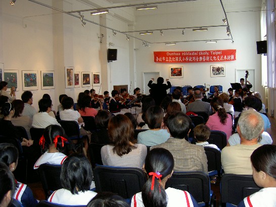 台北市敦化國小管絃樂團訪捷期間於5月24日上午安排至該博物館展示綺麗台灣照片大廳中演奏