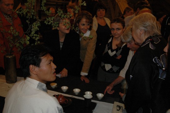 9月12日在捷克國家博物館（布拉格市）舉行之茶藝推廣音樂會結束後觀眾趨前向茶人簡瑞宏致意並提問。