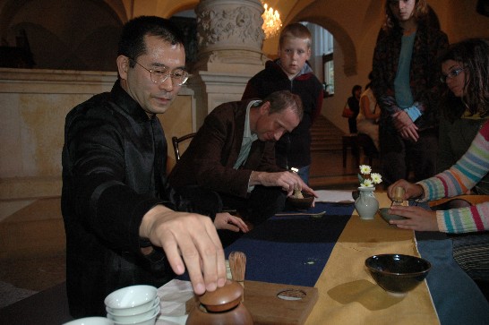 9月13日在北波希米亞博物館茶文化展開幕式中布拉格藝術、建築暨設計學院副校長Filip Suchomel在茶人池宗憲協助下體驗宋代之茶道。