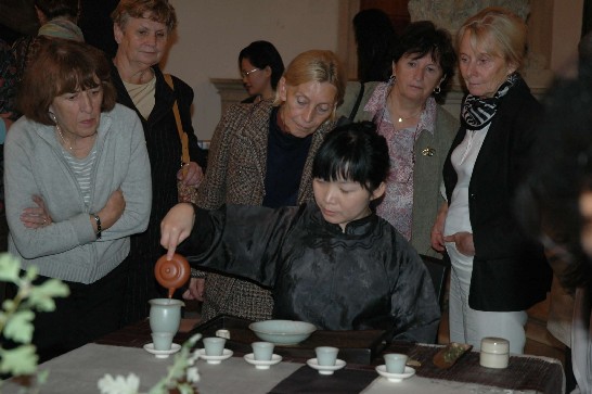 茶人江淑玲（茶文化展策展人）於9月13日開幕式中示範茶道。圖片四：北波希米亞博物館展示大廳。