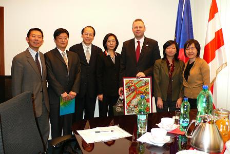 劉代表暨本處同仁與Usti nad Labem市市長Jan Kubata(右三)合影。