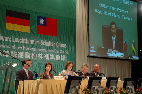 Auf dem Podium diskutierten mit dem Präsidenten unter der Diskussionsleitung von Sabine Muscat, Financial Times Deutschland (in der Mitte): Dr. Otto Hermann Solms, Kirstin Wenk, Prof. Dr. Eberhard Sandschneider und Wilhelm Josef Sebastian (von links nach rechts).