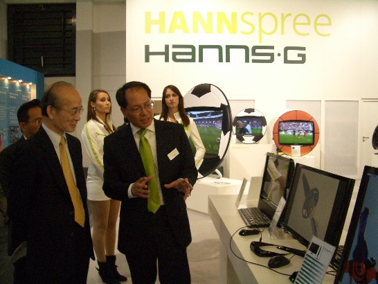 魏代表探視瀚斯寶麗股份有限公司（左起魏代表、瀚斯寶麗公司Lukas Chung總經理）。