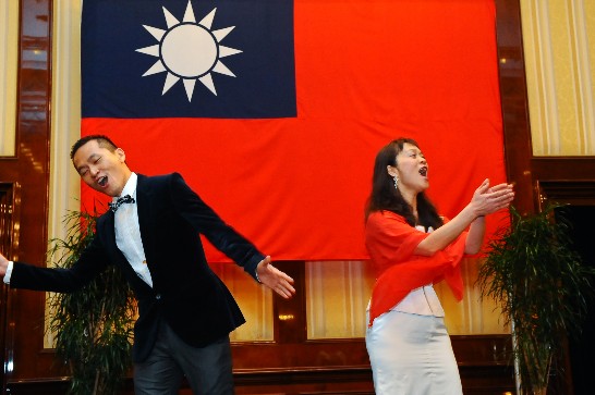 廖佩玲女士與陳思宏先生獻唱。
