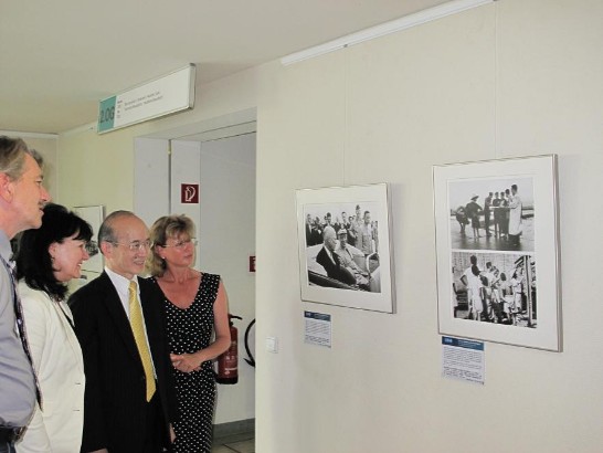 魏代表、K副主席及來賓觀賞歷史圖片。