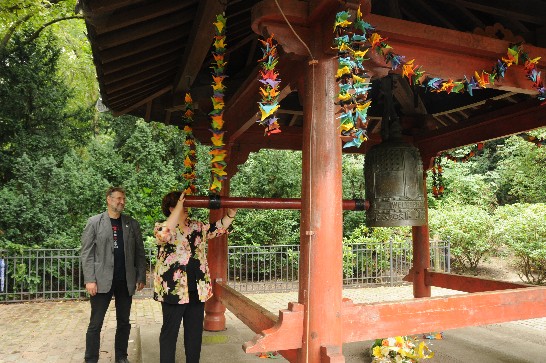 德中協會-台灣之友會會長Anita Schäfer敲響和平鐘祈福。