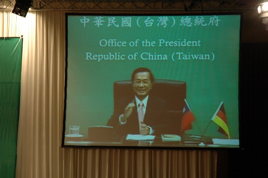 陳總統透過即時連線在台北向柏林百餘位參與視訊會議的賓客問候