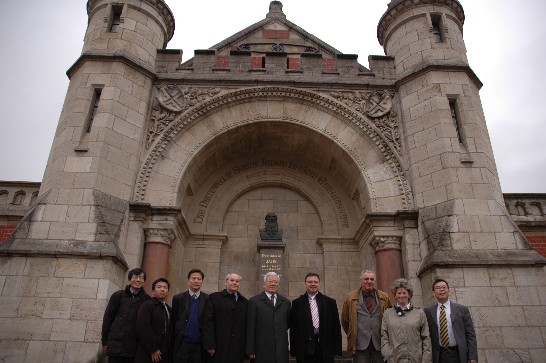 尤代表偕同仁及國會議員於參訪之Freyburg市紀念碑前合影。