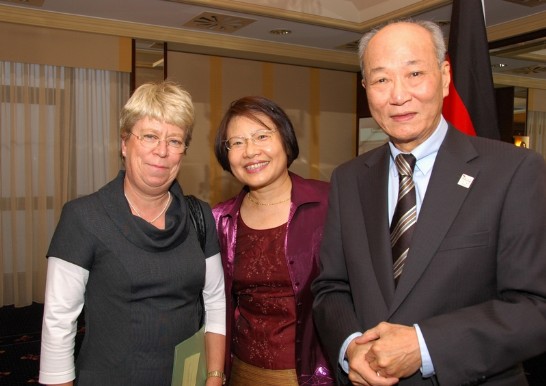 駐漢堡辦事處張曉妮處長夫婦與漢堡邦議會第一副議長Barbara Duden（左）合影