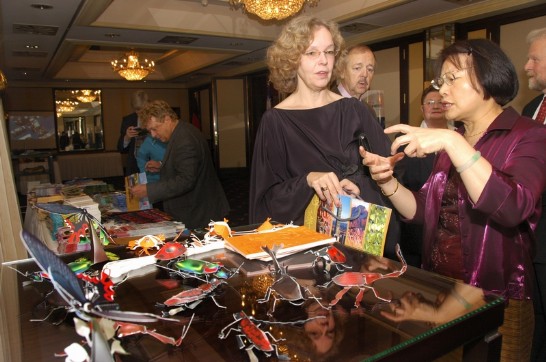 駐漢堡辦事處張曉妮處長為Gifhorn台灣促進會貴賓介紹文宣展示