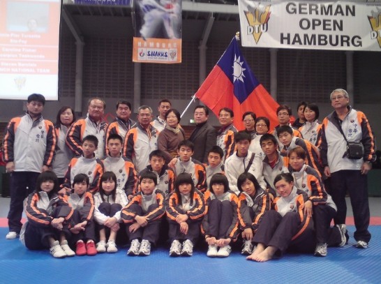 台北縣樹林高中跆拳道代表隊比賽結束後合影