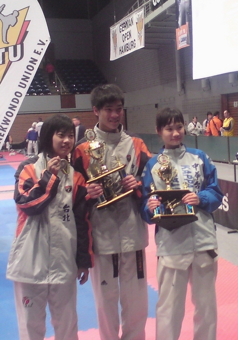 台北縣樹林高中跆拳道代表隊比賽首日獲2金1銀選手合影