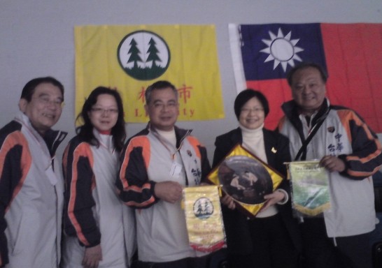 駐漢堡辦事處處長張曉妮（右二）、樹林市市長陳世榮（中）、樹林高中校長張世明、（右一）、柑園國中校長榮明杰及樹林高中家長會長李桂珍（左二）等合影