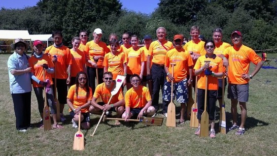 駐漢堡辦事處張曉妮處長（左一）、漢堡龍舟協會會長Horst Fuchs（右六）與漢堡台灣龍舟隊合影。