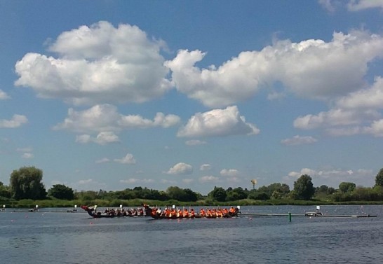 第二屆漢堡台灣盃龍舟賽二艘傳統龍舟表演賽台灣龍舟隊（右）最後率先奪旗獲勝