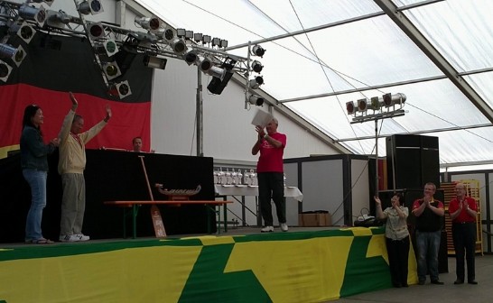 漢堡龍舟協會Fuchs會長在頒獎典禮介紹德國龍舟比賽的起源，並請三腳渡龍舟協會劉清正老師傅說明傳統龍舟的製作，獲得全場熱烈的掌聲。