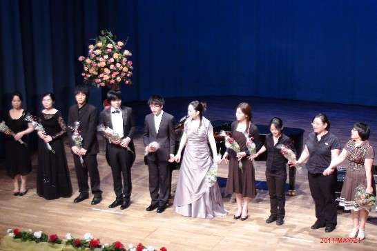 表演結束後，演出者答謝一隅。