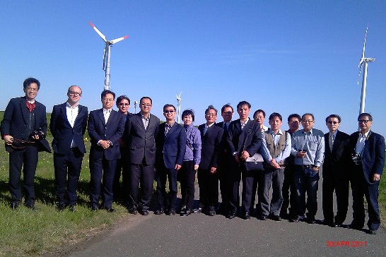 考察團於能源之丘(Energy Mount)合影，能源之丘原為一座垃圾山，漢堡市政府整建為能源供給站，並在其上設置發電風車。