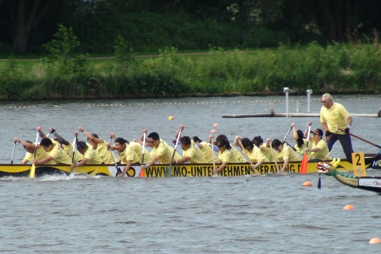 三腳渡龍舟隊比賽一景。