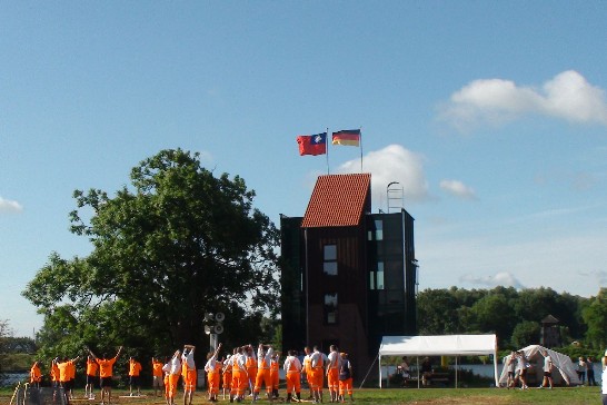 活動會場升起我國旗與德國國旗並列。