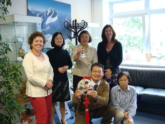 張處長祈願世界和平，與駐處同仁共＂響＂祈福鐘聲。