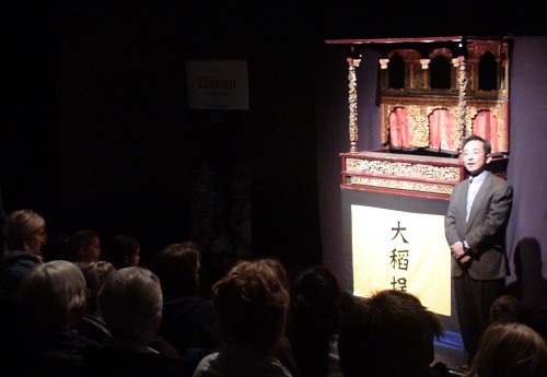 駐漢堡辦事處張處長維達於演出前向觀眾介紹台灣布袋戲的歷史以及對台灣人生活的重要性。台原偶戲團則以精湛的技藝及細膩的手法，使一尊尊沒有表情的布袋戲偶化身為斯文的小生、嬌羞的小旦、逗趣的丑角及俠客，演繹出才子佳人的愛情故事。現場觀眾對布袋戲偶抽菸、梳長髮、比武、及雜耍特技等手法讚嘆不已，紛紛於演出後請演出人員示範技法，現場互動熱絡，成功使外國人士認識台灣精緻傳統藝術。