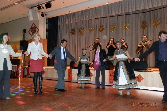 僑委會許副委員長(左三)與來賓同樂