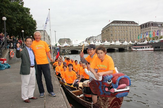 台灣龍舟參加阿斯特歡慶節活動