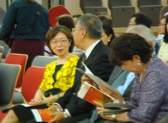 陳大使向台弦樂團鄭團長致意