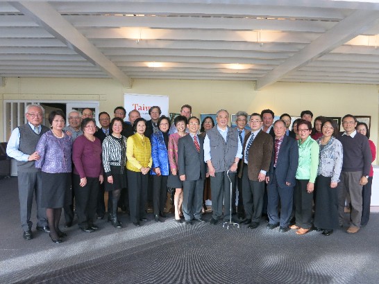 張處長與僑界代表合影