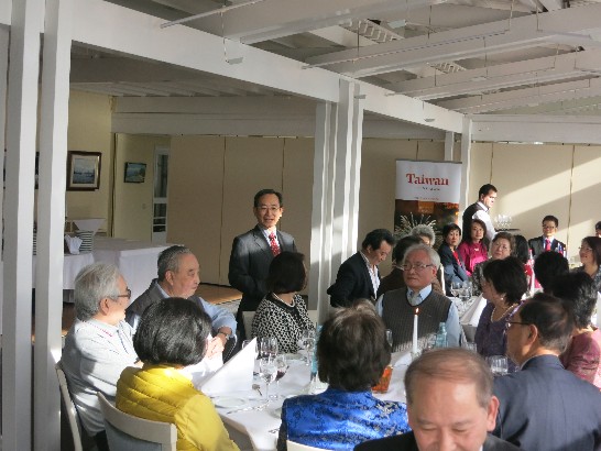 張處長向僑務榮譽職人員及僑團代表賀年